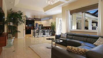 Rumah, 4 kamar tidur, kolam renang pribadi | Ruang keluarga | TV layar datar