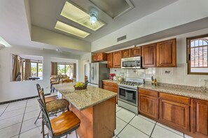 Fridge, microwave, stovetop, dishwasher - Luxe Cabo Retreat: Terrace w/ Stunning City Views! (Cabo San Lucas)