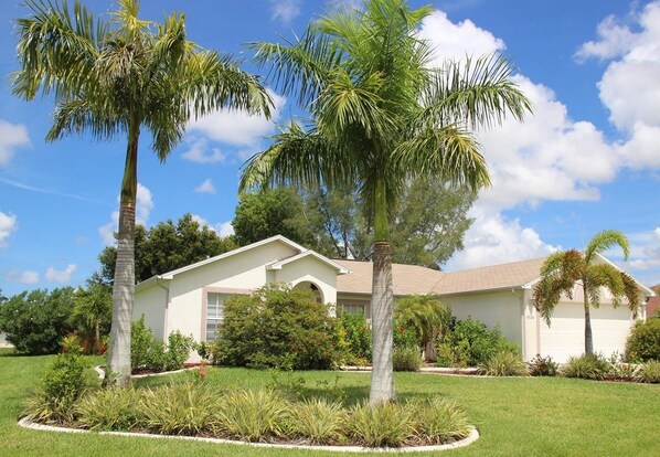 Front of property - Yvonne by 123cape VR (Cape Coral)