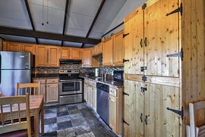 Fridge, microwave, stovetop, dishwasher - Family Retreat w/ Trail Access in Beech Mountain! (Beech Mountain)