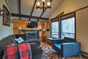 TV, fireplace, DVD player, music library - Family Retreat w/ Trail Access in Beech Mountain! (Beech Mountain)