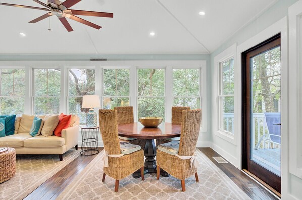 Dining - 17 Sandcrab Court by AvantStay | 🏖️ Newly Renovated Home in Beach Town! (Isle Of Palms)