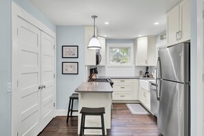 Fridge, microwave, oven, stovetop - 17 Sandcrab Court by AvantStay | 🏖️ Newly Renovated Home in Beach Town! (Isle Of Palms)