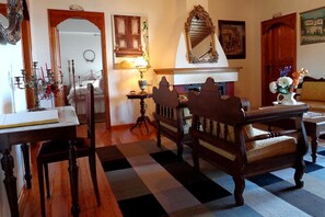 Superior Double Room with Fireplace | Woonkamer | Een flatscreentelevisie