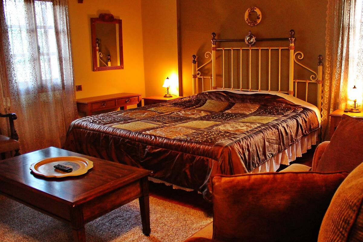 Superior Double Room with Fireplace | Desk, soundproofing, iron/ironing board (on request), WiFi (free)