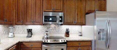 House, 3 Bedrooms, Private Pool, Canal View | Private kitchen | Full-size fridge, microwave, oven, stovetop