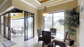 House, 3 Bedrooms, Private Pool, Canal View | In-room dining