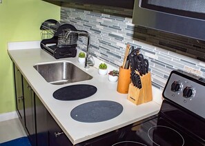 Kühlschrank, Mikrowelle, Ofen, Wasserkocher mit Kaffee-/Teezubehör