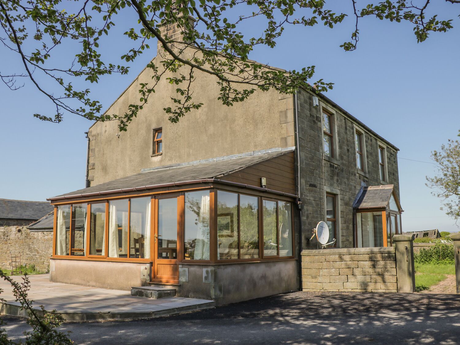 CARR HOUSE, family friendly, with hot tub in Clayton Le Dale