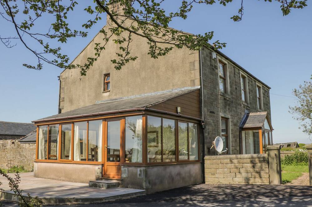 CARR HOUSE, family friendly, with hot tub in Clayton Le Dale
