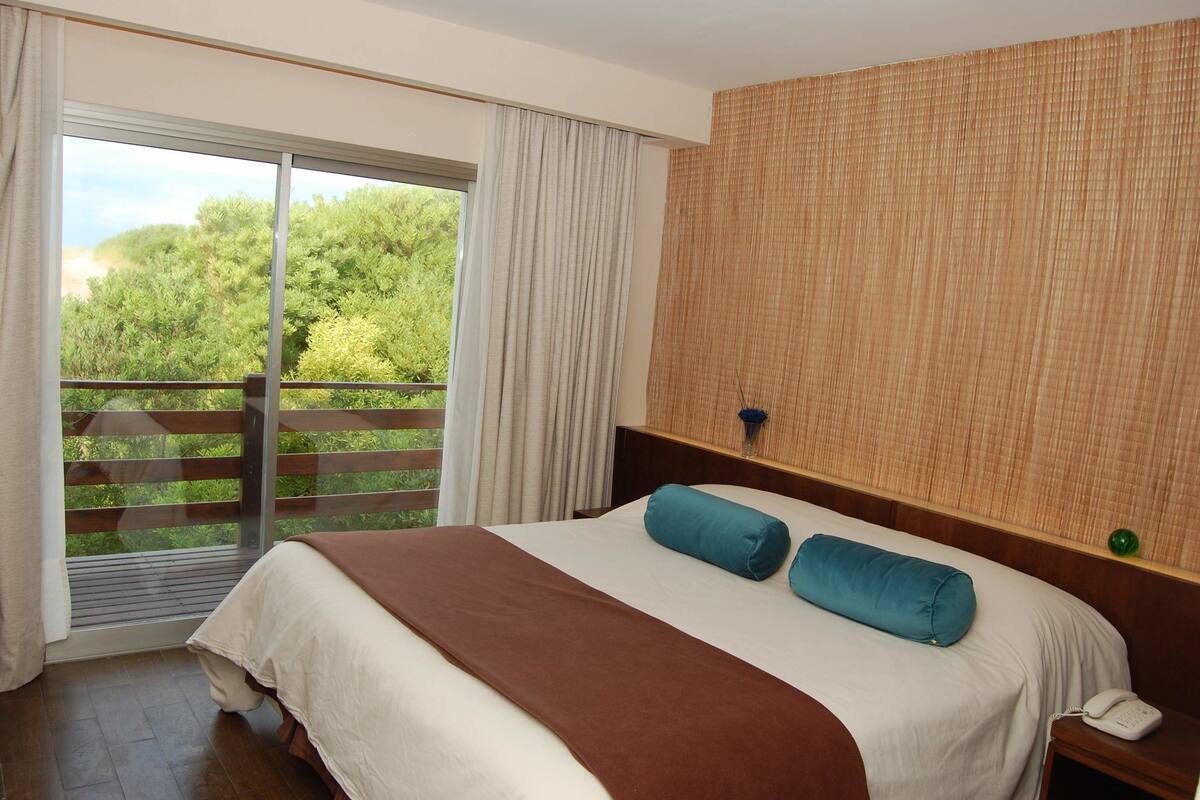Minibar, in-room safe, desk, free WiFi