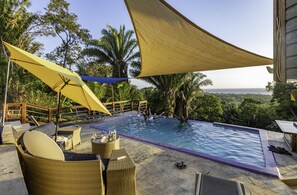 Una piscina al aire libre, una piscina infinita