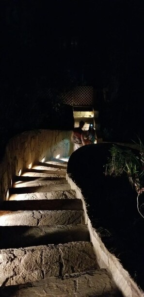 Fachada de la propiedad por la tarde o noche