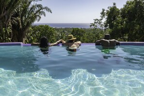 Piscine extérieure, piscine à débordement