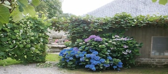 Ty Kreiz cottage: comfort and character in 15th century walls