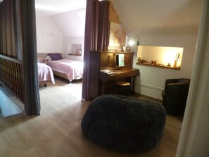 4 bedrooms, desk, iron/ironing board, travel cot