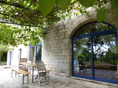 La  Grange spacieuse à l'intérieur et à l'extérieur 