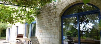 La Grange spacieuse à l'intérieur et à l'extérieur