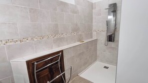 Shower, hair dryer - Residence with character (Pont-Saint-Esprit)