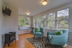 Smart TV, fireplace, DVD player, table tennis - Cottage In The Heart Of Harbor Country - Steps From Town (Three Oaks)