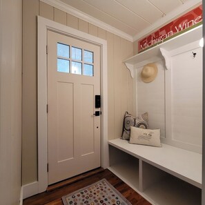 Interior - Cottage In The Heart Of Harbor Country - Steps From Town (Three Oaks)