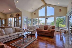 Flat-screen TV, fireplace, DVD player