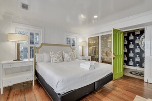 Iron/ironing board, free WiFi, bed sheets - Luxury Hidden Gem Studio in Heart of Historic District by Lucky Savannah (Savannah)