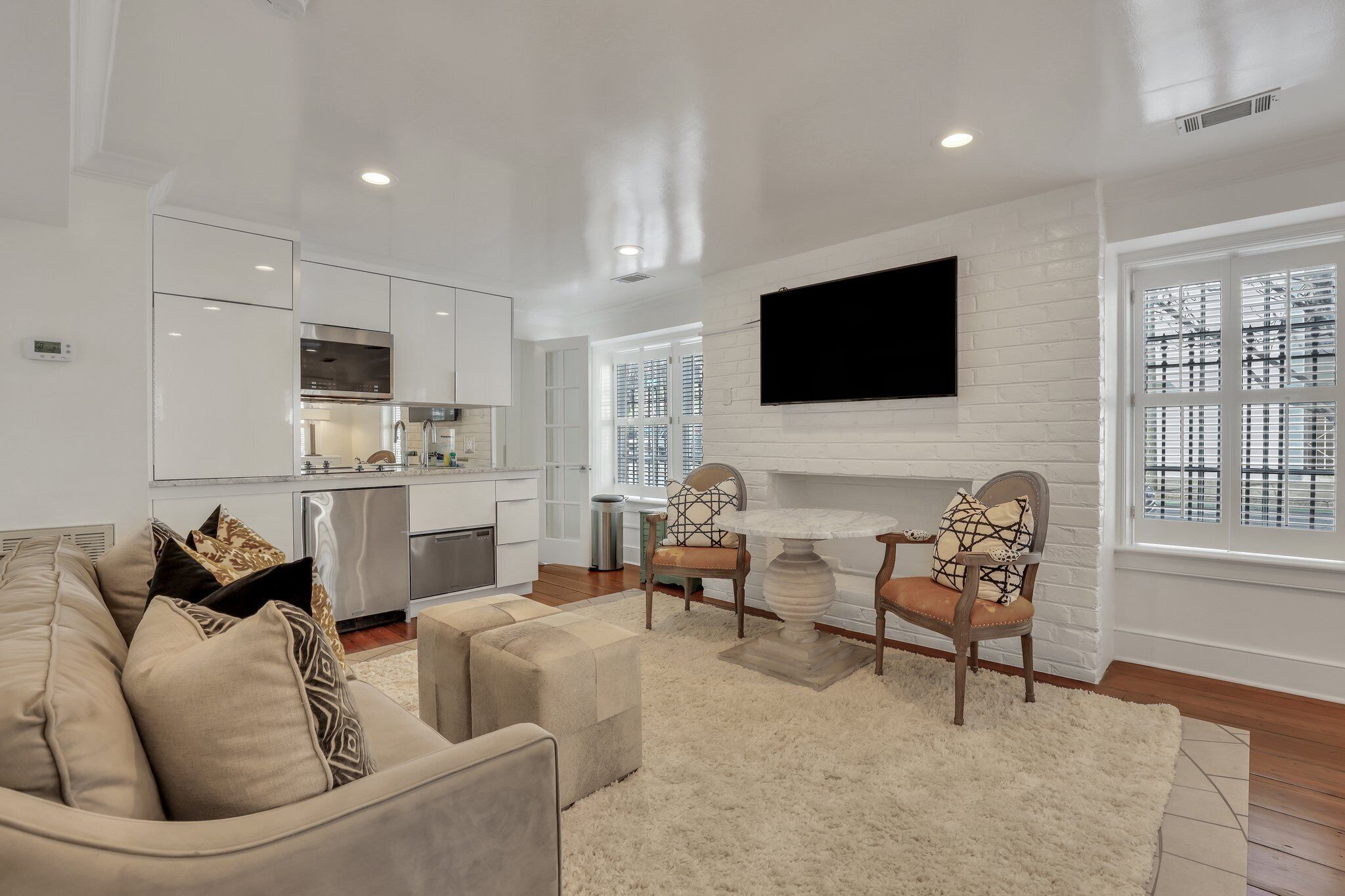 Luxury Hidden Gem Studio in Heart of Historic District by Lucky Savannah