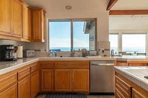 Fridge, microwave, oven, stovetop - A Winsome Whale Watcher (Cambria)