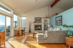 Smart TV, fireplace, DVD player