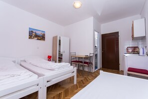 Basic Studio, 3 Single Beds