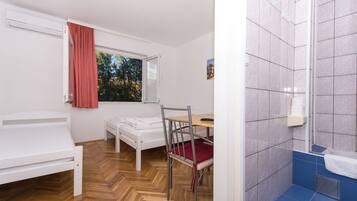 Studio – basic, 3 enkeltsenger | Strykejern/-brett, barnesenger (inkludert) og wi-fi (inkludert)