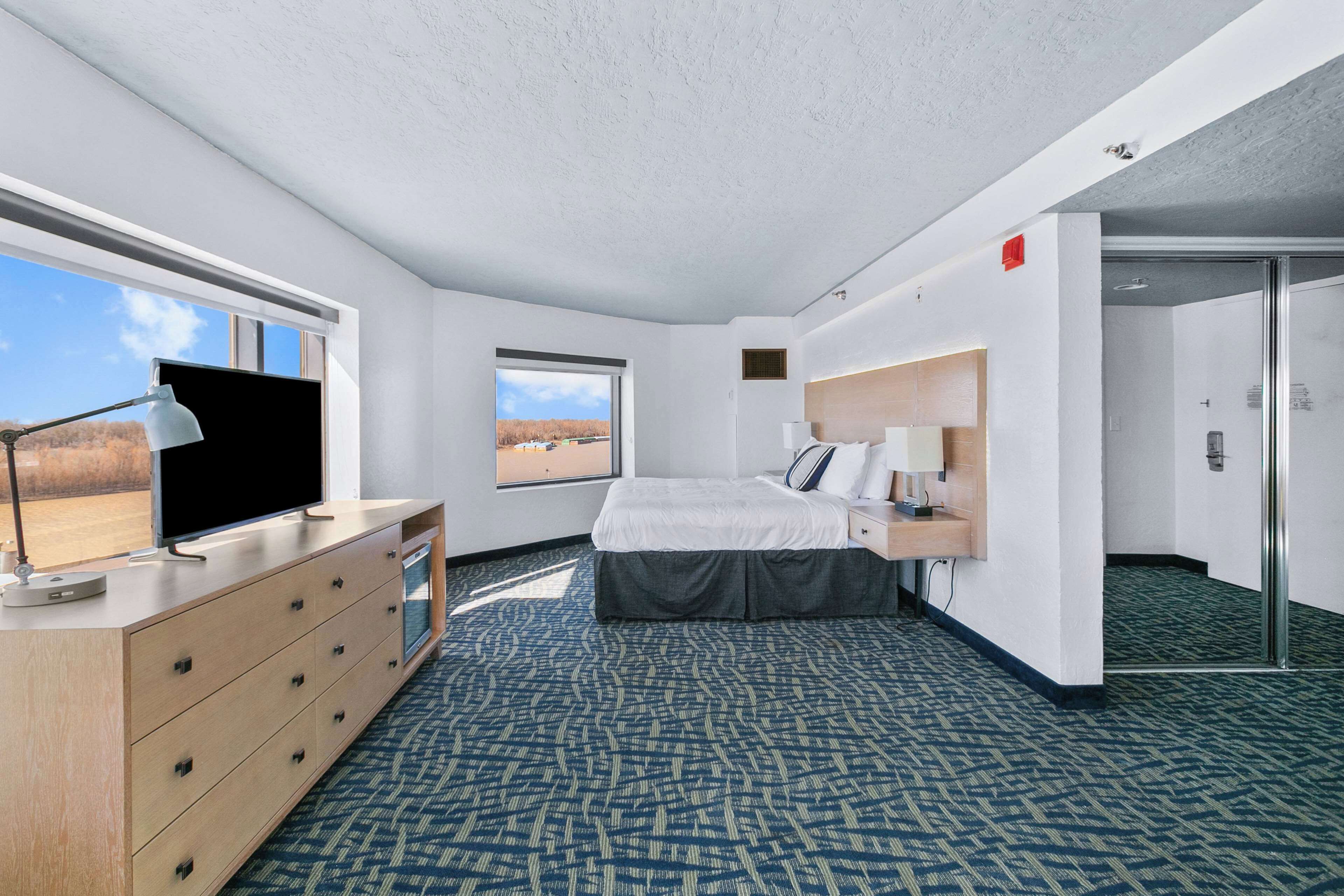 Deluxe Room, 1 King Bed, Non Smoking, River View