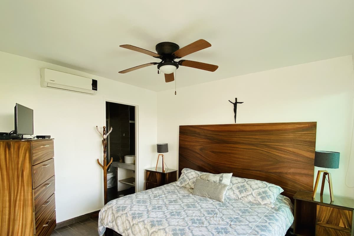 Apartamento Deluxe, 2 habitaciones, vistas a la piscina | 2 dormitorios, cortinas opacas, tabla de planchar con plancha