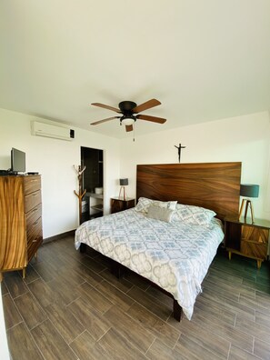 Apartamento luxo, 2 quartos, vista para a piscina | 2 quartos, cortinas blackout, ferros/tábuas de passar roupa