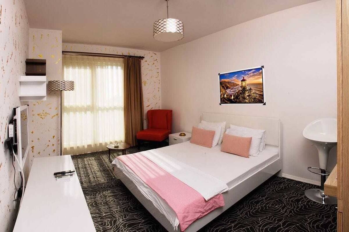 Minibar gratis, setrika/meja setrika, dan Wi-Fi gratis