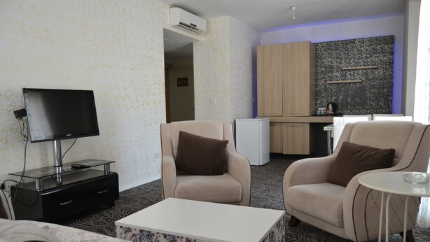 Deluxe Studio Suite | Living room | LCD TV
