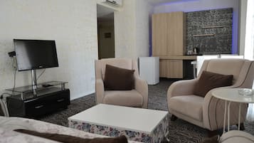 Deluxe Studio Suite | Living room | LCD TV