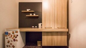 Fridge, oven, stovetop, electric kettle