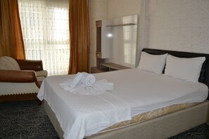 Deluxe Studio Suite | Free minibar, iron/ironing board, free WiFi
