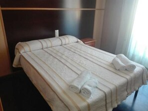 Blackout drapes, free WiFi, bed sheets - Hotel La Mina (Puertollano)