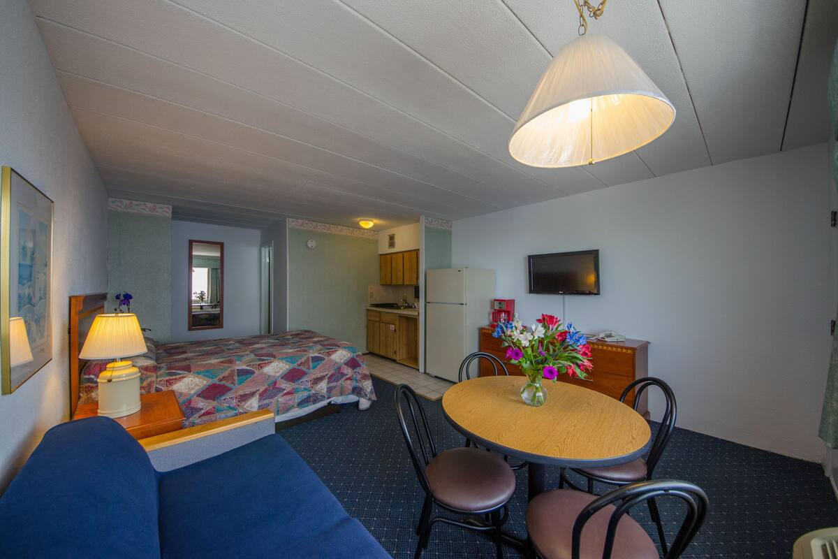 Deluxe Studio Suite, Kitchenette, Ocean View | Blackout drapes, WiFi (free), individually decorated