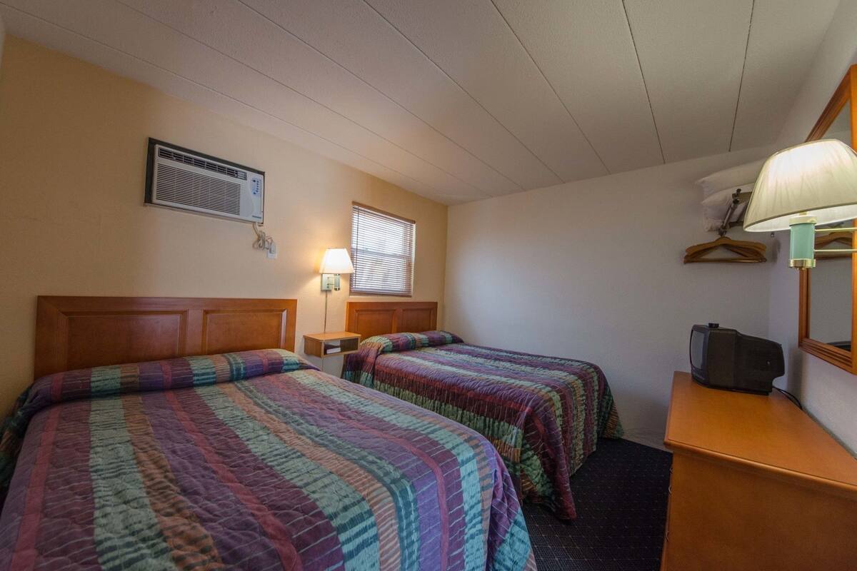 Deluxe Suite, 1 Bedroom | Blackout drapes, WiFi (free), individually decorated