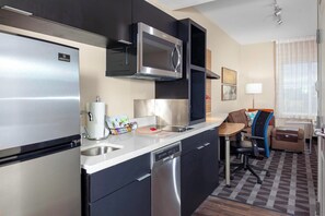 Grand réfrigérateur, micro-ondes, plaque de cuisson, lave-vaisselle