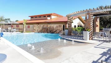 Una piscina al aire libre
