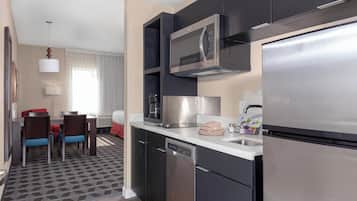 Refrigerador con freezer, microondas, placa de cocina, lavavajillas