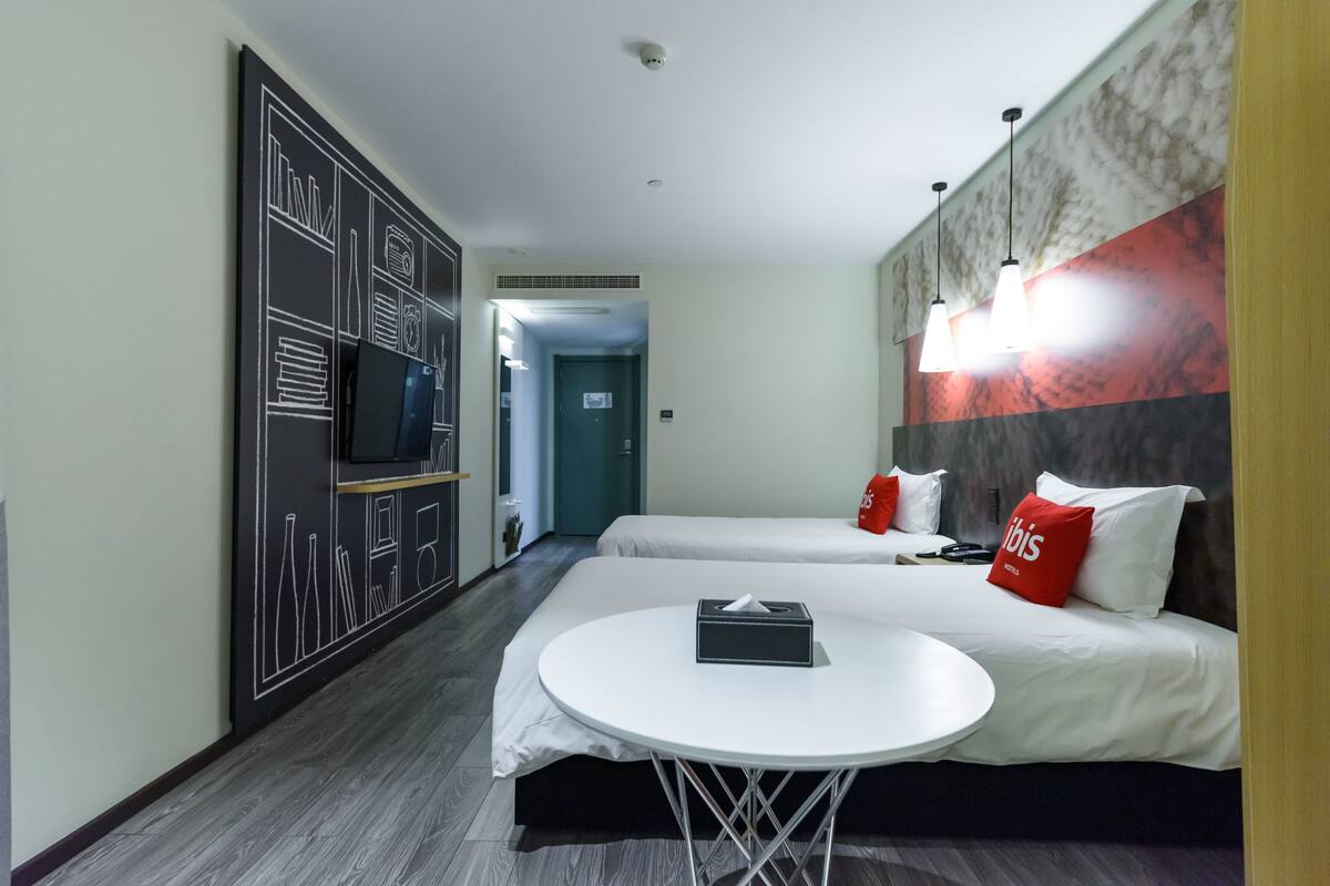 İki Ayrı Yataklı Oda | Select Comfort yatak, odada kasa, güneşlik/perde