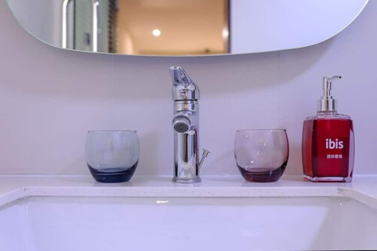 Tek Büyük Yataklı Oda | Banyo imkân ve özellikleri | Duş, geniş duş başlığı, ücretsiz banyo/kozmetik ürünleri