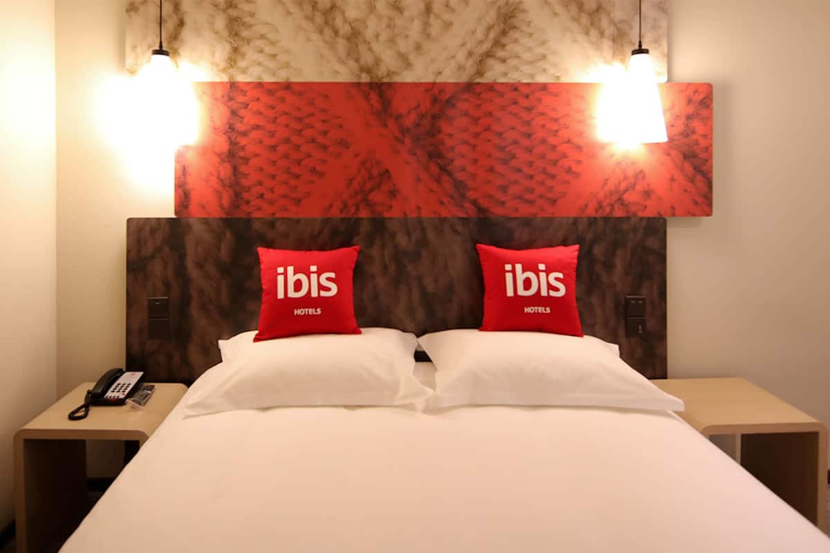 Select Comfort yatak, odada kasa, güneşlik/perde