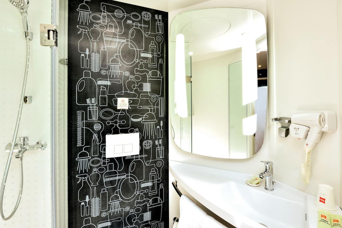 Duş, geniş duş başlığı, ücretsiz banyo/kozmetik ürünleri